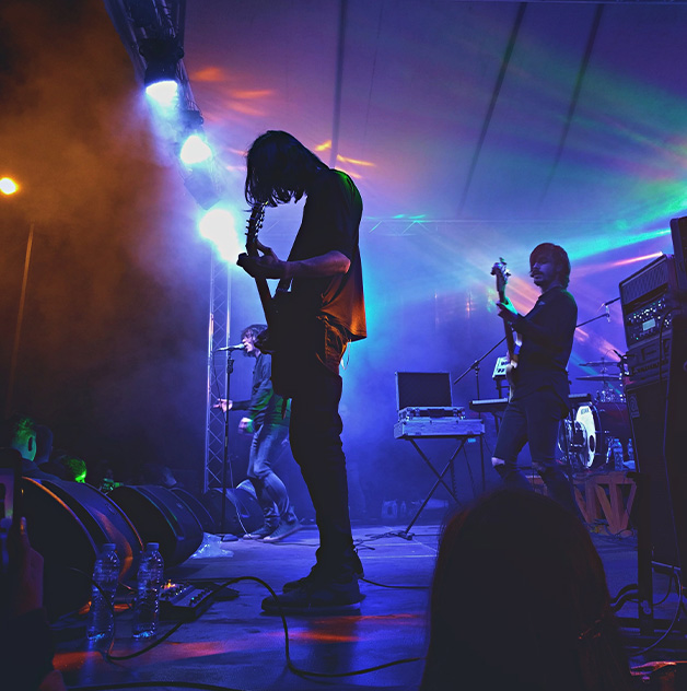 Services-5-Band-On-Stage-628×632